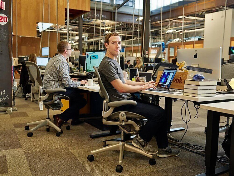 Mark Zuckerberg và ghế công thái học Aeron