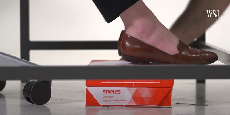 Tận dụng những chiếc hộp nhỏ để điều chỉnh lại chiều cao chân cho phù hợp